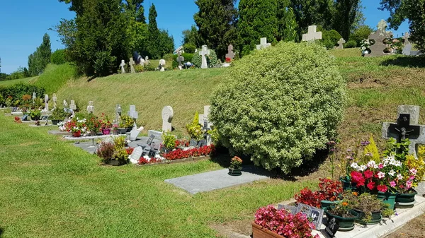 フランス アキテーヌ2019年8月16日 フランスのアキテーヌの小さな田舎町の墓地の画像 — ストック写真
