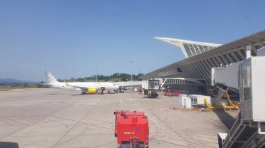 Bilbao, Bask Ülkesi, İspanya, 28 Haziran 2019: Bilbao Havaalanı 'nın parmağında vukuat uçağı
