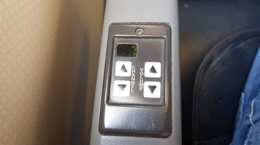 bir uçağın koltuğunu kontrol eder.