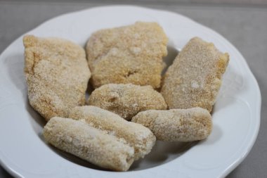 Bir tabakta San Jacobos ve kroketler