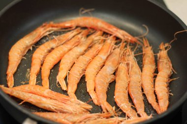 Tavada ızgarada pişmiş taze kırmızı karides.