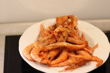 Izgarada pişmiş taze kırmızı karidesler.