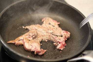 Öğle yemeğinde ızgara sığır filetosu.