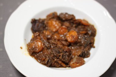 Kırmızı şarapla sığır yanakları