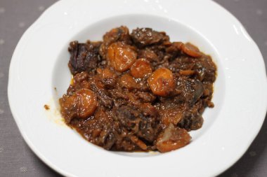 Kırmızı şarapla sığır yanakları