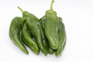 Beyaz arkaplanda yeşil biber