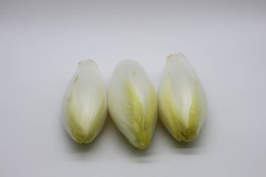 Beyaz arkaplanda taze ve temiz hindibanlar