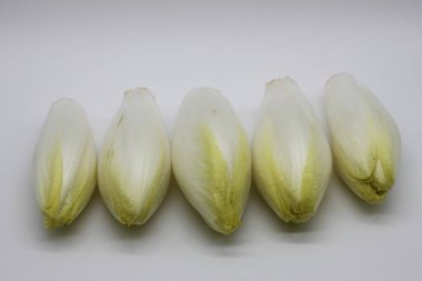 Beyaz arkaplanda taze ve temiz hindibanlar