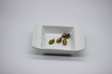 Beyaz arka planda güzel fıstıklar