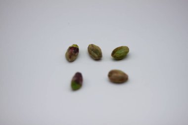 Beyaz arka planda güzel fıstıklar