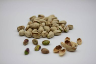 Beyaz arka planda güzel fıstıklar