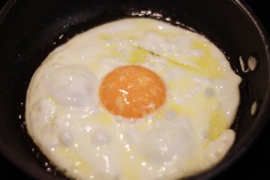 Tavada kızarmış yumurta pişirmek.