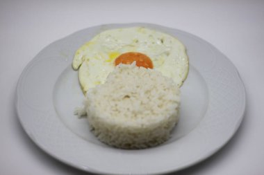 Bir tabak beyaz pirinç ve sahanda yumurta.