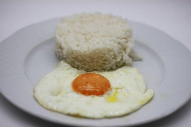 Bir tabak beyaz pirinç ve sahanda yumurta.