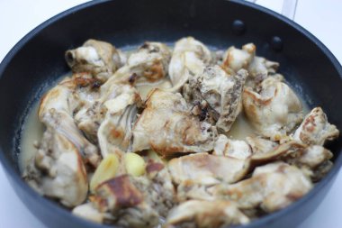 Tavada pişmiş tavşan.