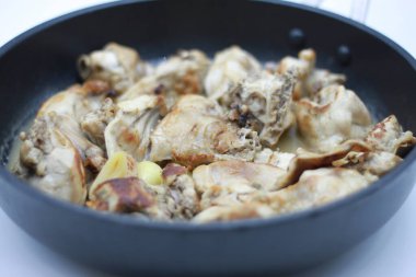 Tavada pişmiş tavşan.