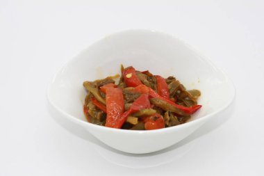 Kavrulmuş yeşil ve kırmızı biberli kase.