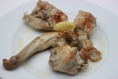 Beyaz arka planda haşlanmış tavşan yemeği.