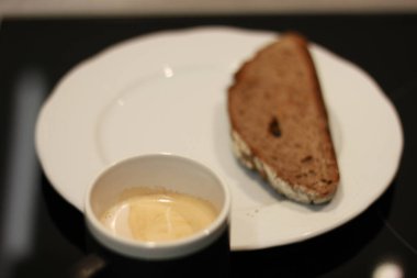 Kahvaltı için çavdar ekmekli tost hazır.