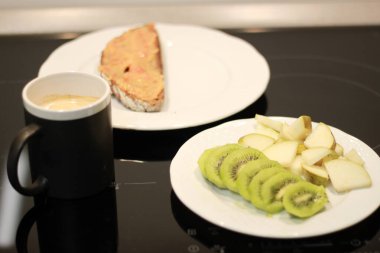 Lezzetli ve sağlıklı kahvaltı, dilimlenmiş meyve.