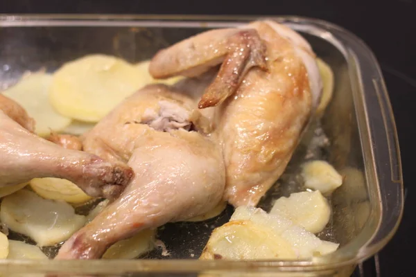 Жареный Цыпленок Печеным Картофелем — стоковое фото