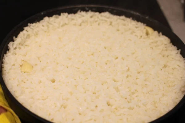 White Rice Black Pan — Stock Photo, Image