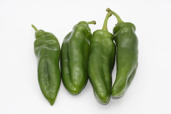 Groene Paprika Witte Achtergrond — Stockfoto