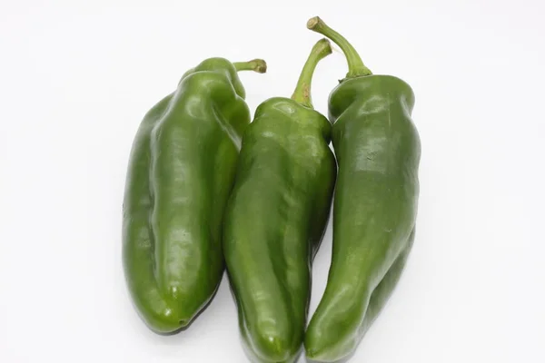 Groene Paprika Witte Achtergrond — Stockfoto