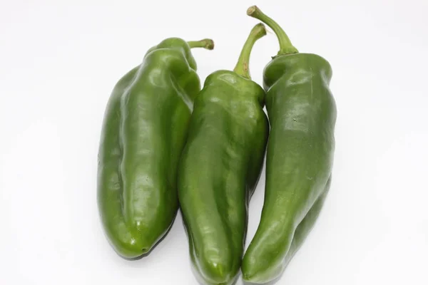 Groene Paprika Witte Achtergrond — Stockfoto