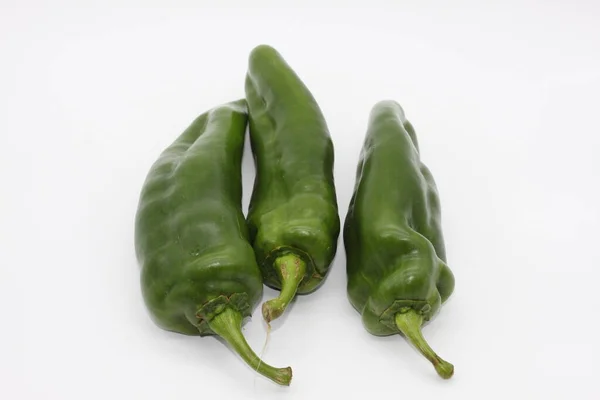 Grüne Paprika Auf Weißem Hintergrund — Stockfoto