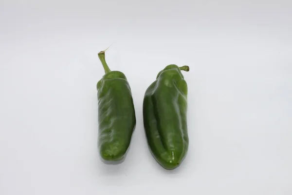 Groene Paprika Witte Achtergrond — Stockfoto