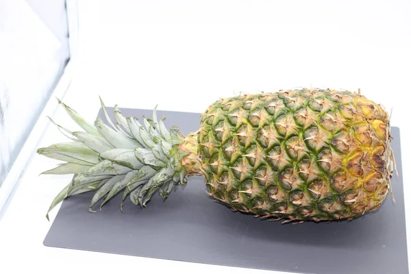 Ananas Geschnitten Auf Einem Grauen Tisch — Stockfoto