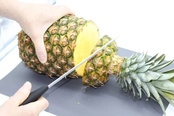 Osoba Krojąca Dojrzałego Ananasa Ostrym Nożem Desce Krojenia — Zdjęcie stockowe