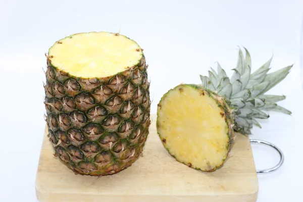 Piña Cortada Una Tabla Madera — Foto de Stock