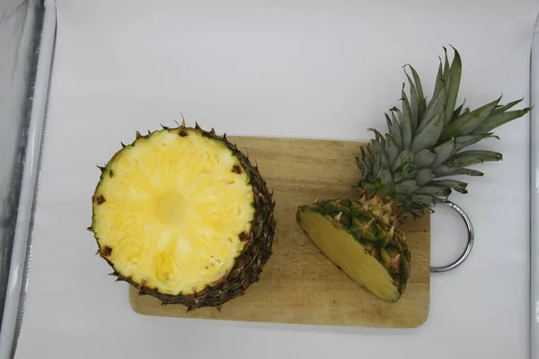 Piña Cortada Una Tabla Madera — Foto de Stock