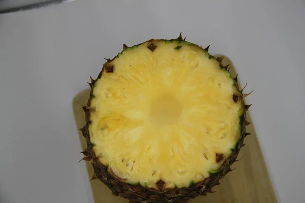 Piña Cortada Una Tabla Madera —  Fotos de Stock