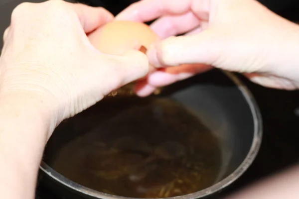 Приготовление Жареного Яйца Сковороде — стоковое фото