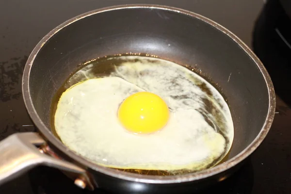 Cuire Œuf Frit Dans Une Casserole — Photo