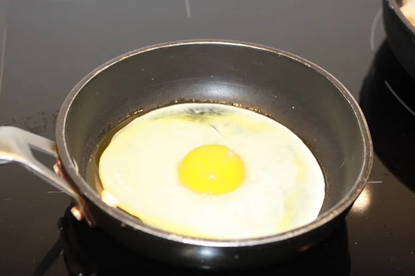 Приготовление Жареного Яйца Сковороде — стоковое фото