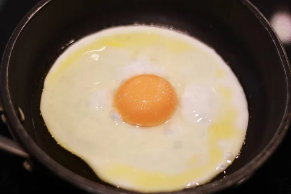 Приготування Смаженого Яйця Сковороді — стокове фото