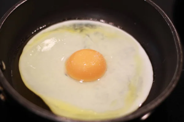 Tavada Kızarmış Yumurta Pişirmek — Stok fotoğraf