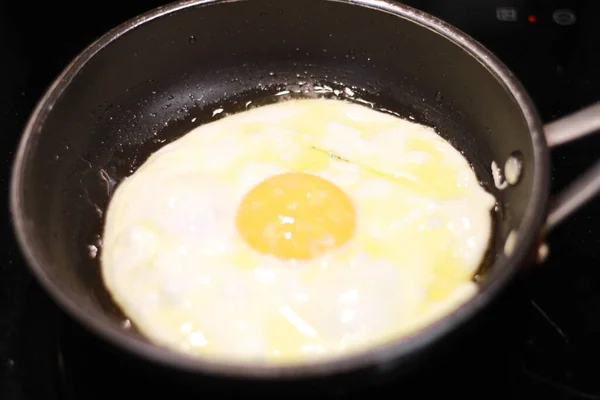 Cocinar Huevo Frito Una Sartén — Foto de Stock