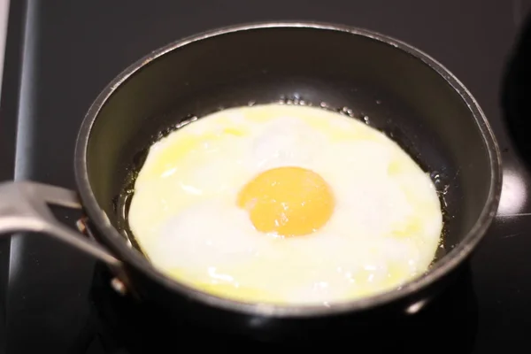 Ein Spiegelei Einer Pfanne Kochen — Stockfoto