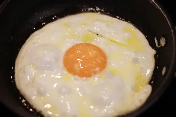 Ein Spiegelei Einer Pfanne Kochen — Stockfoto