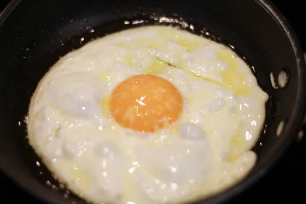 用平底锅煮一个煎蛋 — 图库照片