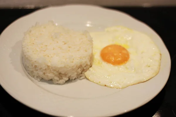 Bir Tabak Beyaz Pirinç Sahanda Yumurta — Stok fotoğraf