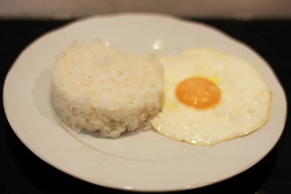 Sepiring Nasi Putih Dengan Telur Goreng — Stok Foto