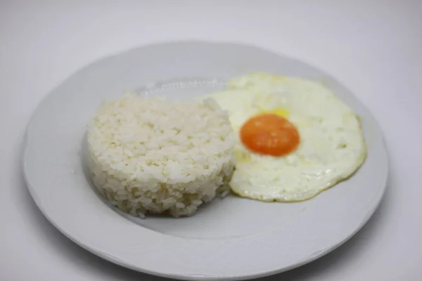 Тарелка Белого Риса Жареным Яйцом — стоковое фото