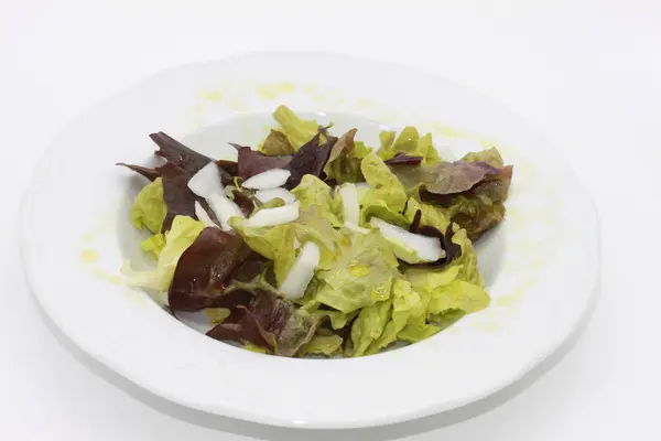 Salat Mit Weißen Zwiebeln Und Olivenöl — Stockfoto