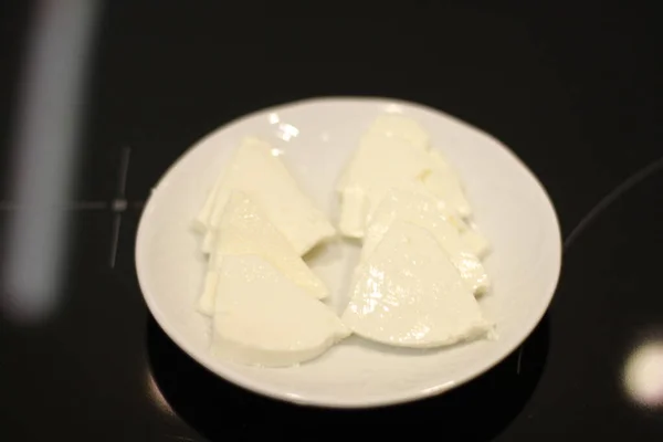 Üçgen Şeklinde Kesilmiş Taze Peynir — Stok fotoğraf